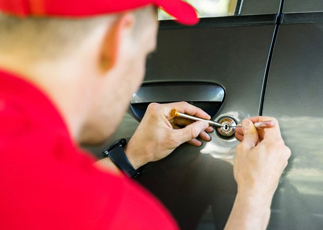 Locksmith-Unlocking-Car thomasmustanglubeandautorepair